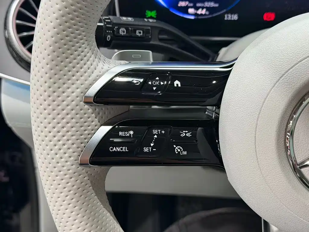 Mercedes-Benz EQE SUV — миниатюра 12