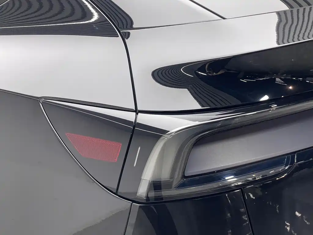Tesla Model Y — миниатюра 20