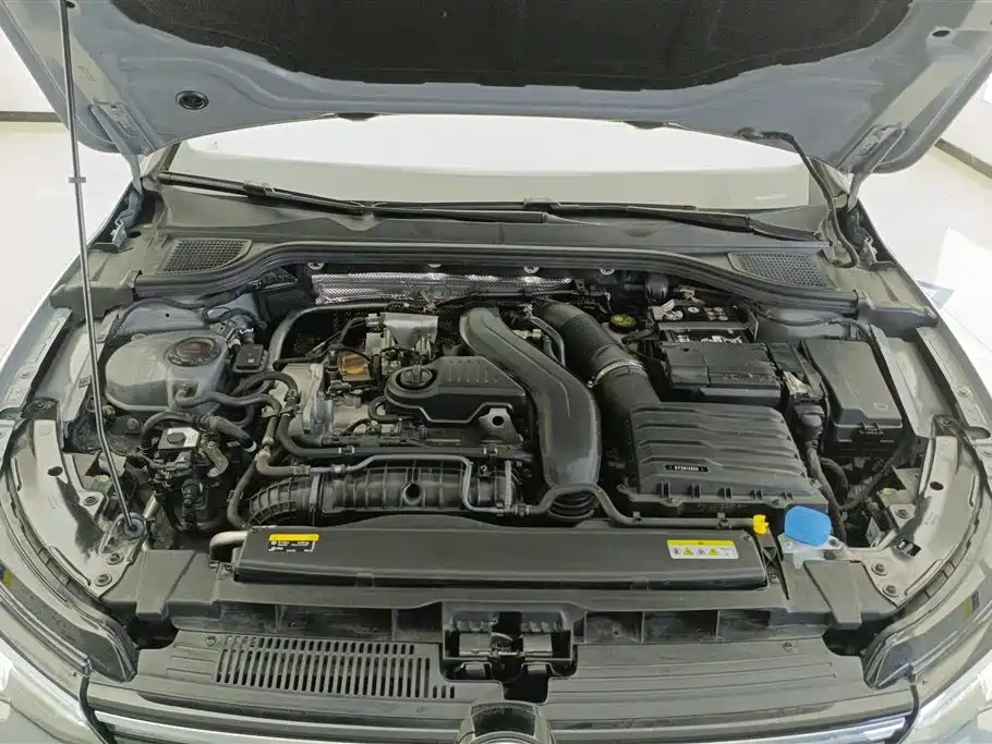 Volkswagen Golf 2025 300TSI R-Line