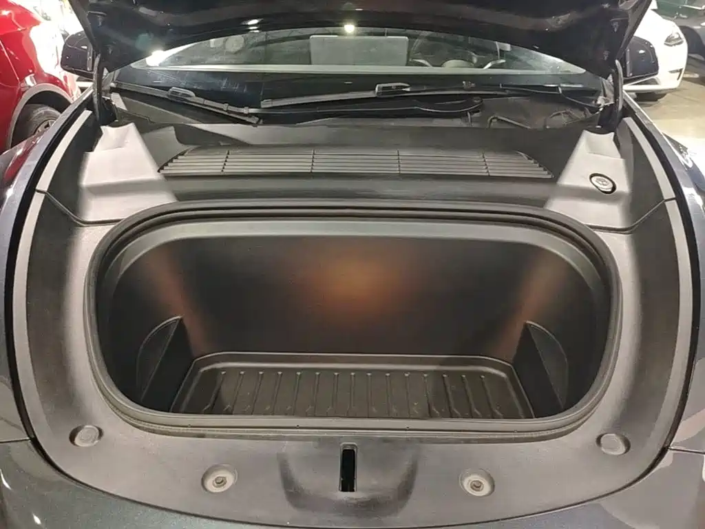 Tesla Model Y — миниатюра 20