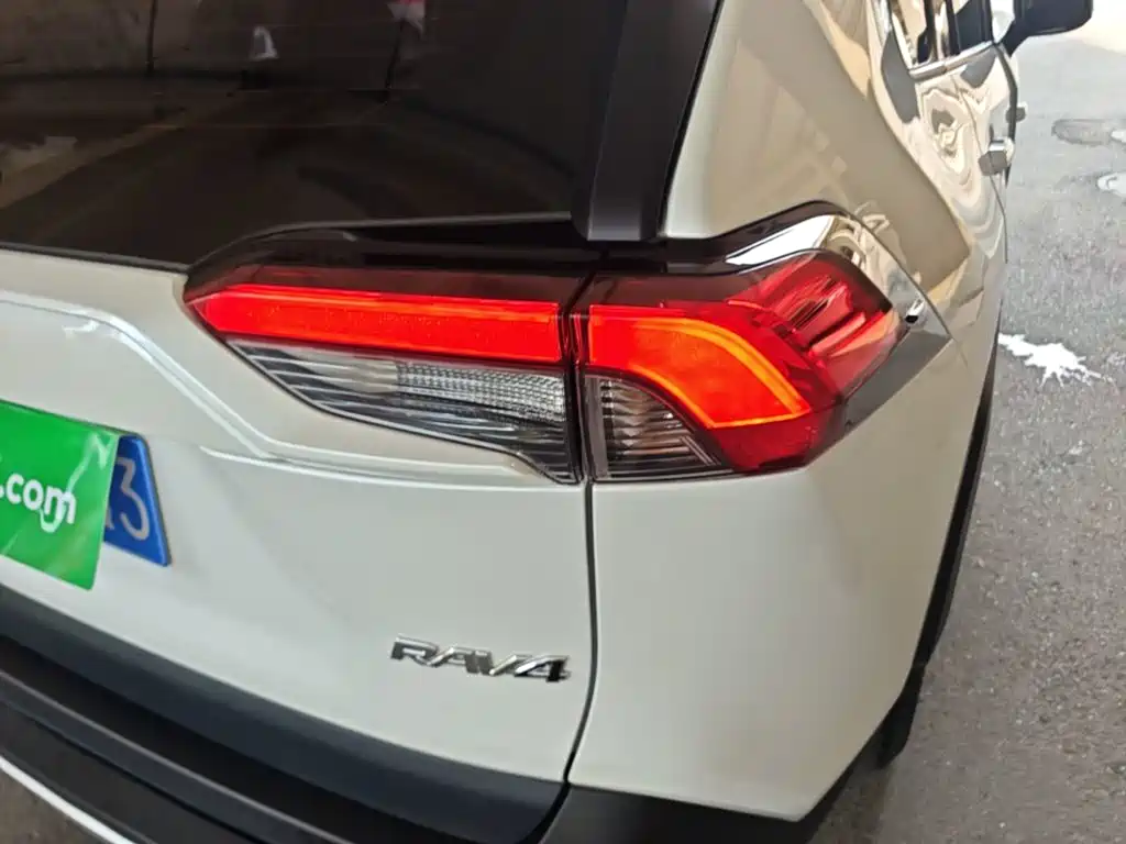 Toyota RAV4 — миниатюра 8