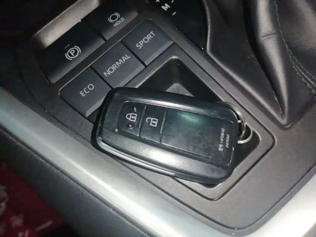 Toyota RAV4 — миниатюра 9