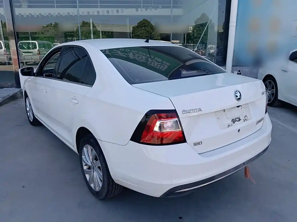 Skoda Rapid — миниатюра 5
