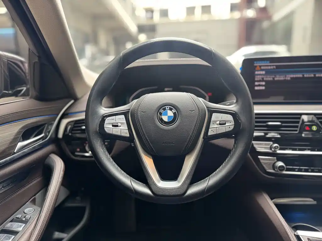 BMW 5 Series New Energy — миниатюра 10