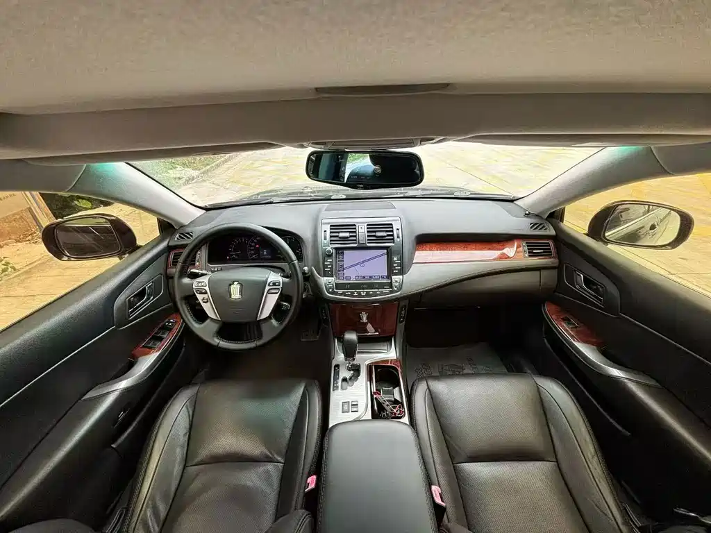 Toyota Crown — миниатюра 7
