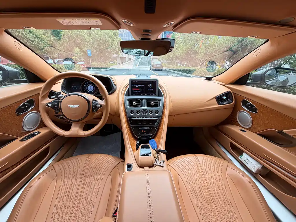 Aston Martin DB11 — миниатюра 11