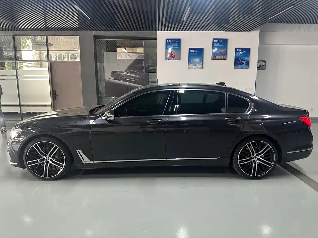 BMW 7 Series — миниатюра 4