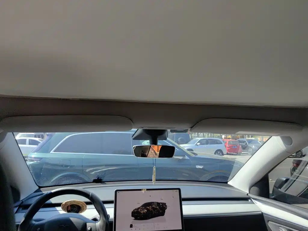 Tesla Model Y — миниатюра 15