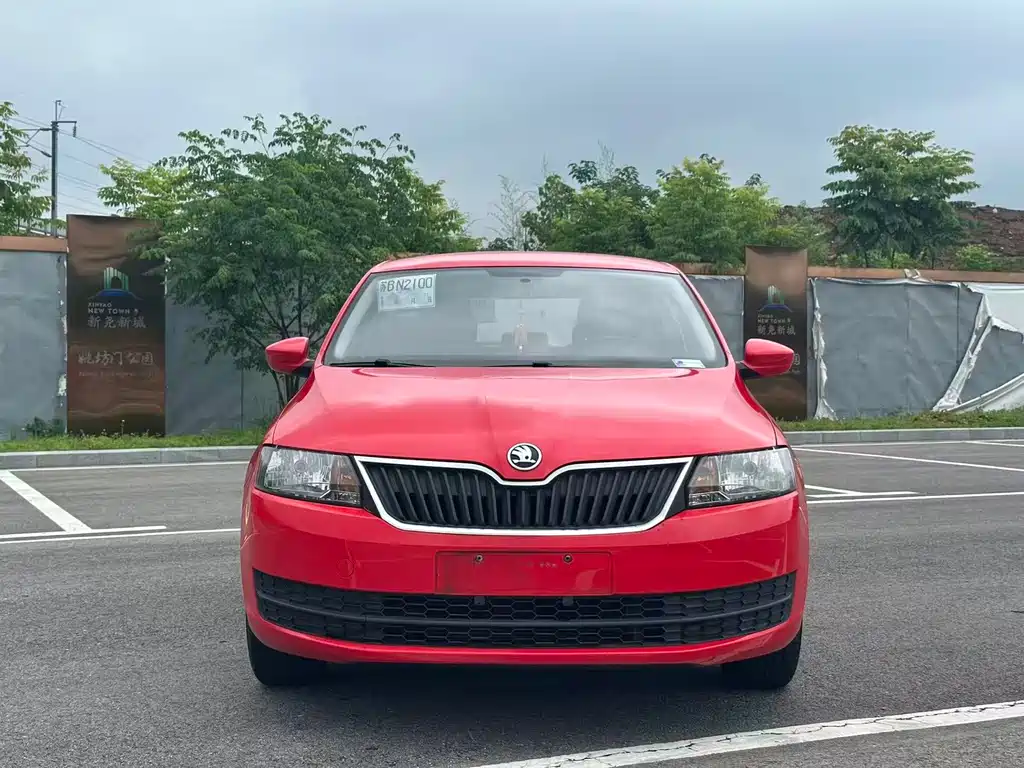 Skoda Rapid Spaceback 1.6L Auto Joy Edition, фото 2