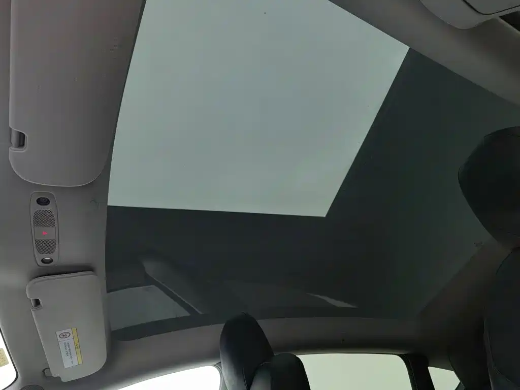 Tesla Model Y — миниатюра 14