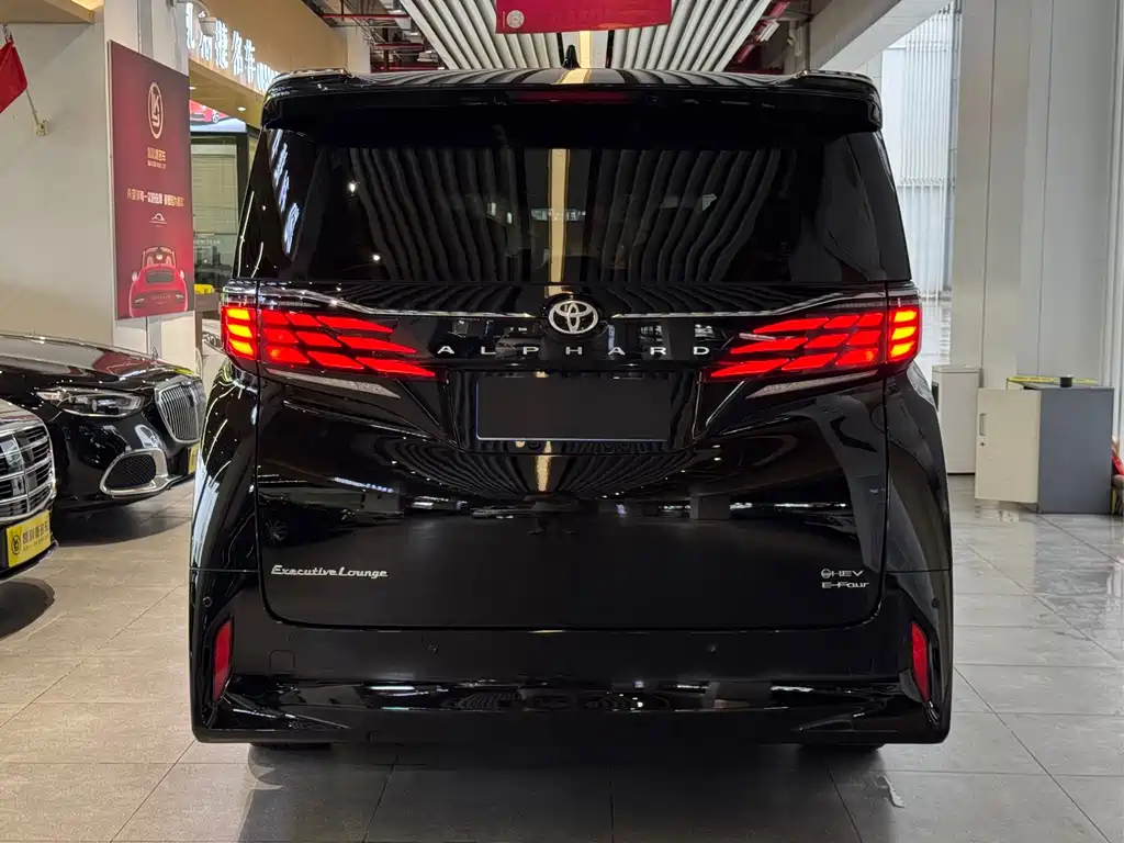 Toyota Alphard — миниатюра 3