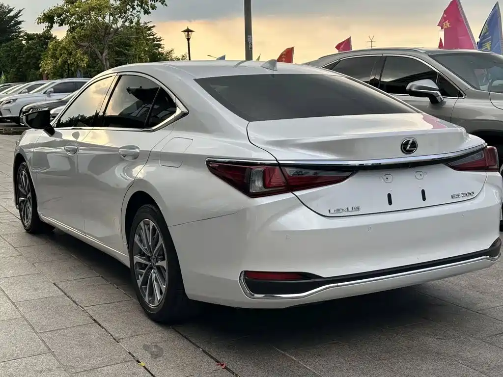 Lexus ES — миниатюра 6