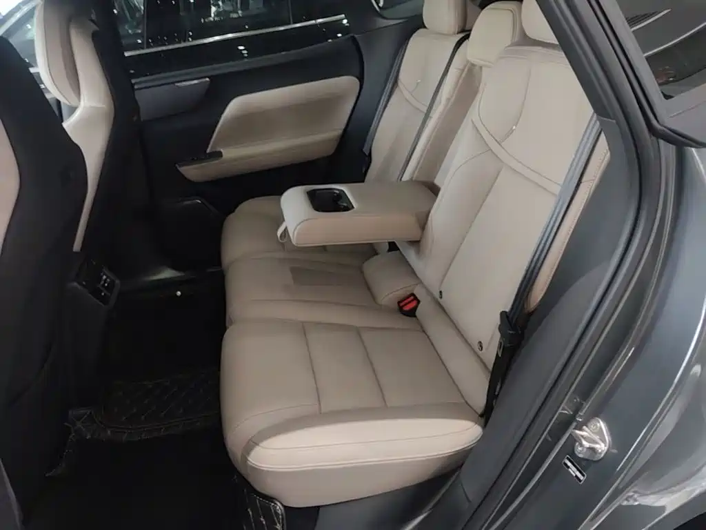 Volvo XC70 PHEV — миниатюра 17