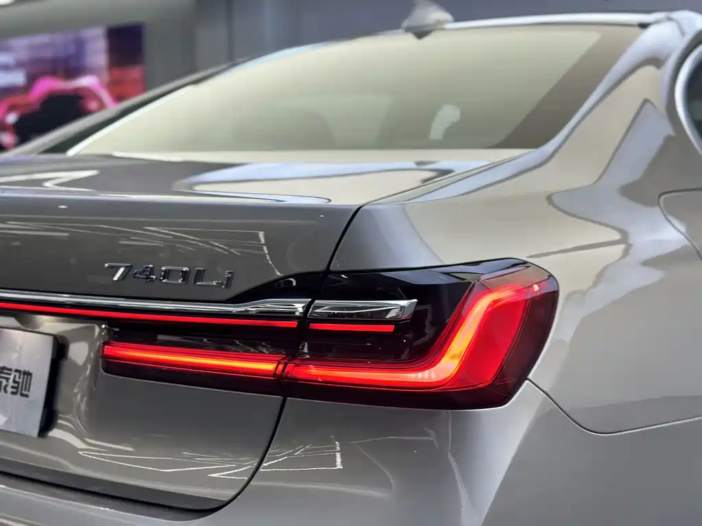 BMW 7 Series — миниатюра 24