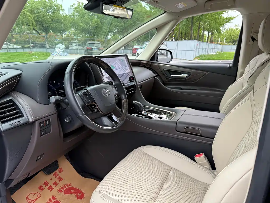 Toyota Alphard — миниатюра 15