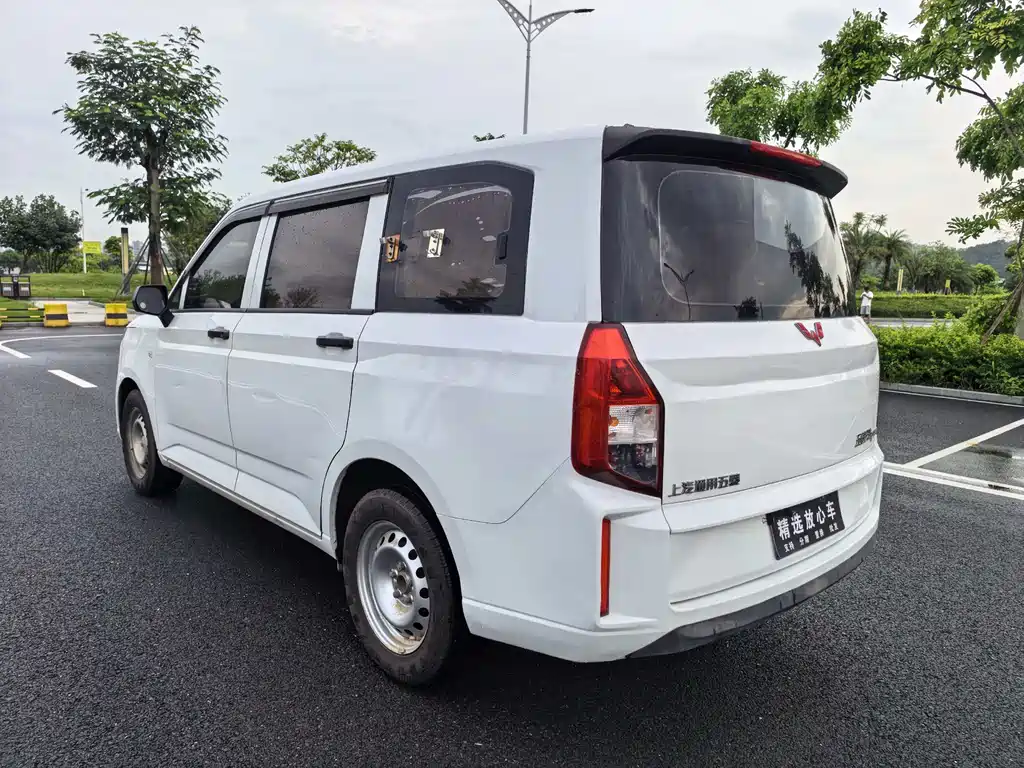 Wuling Hongguang Plus PLUS 2020 1.5L MT 5 мест