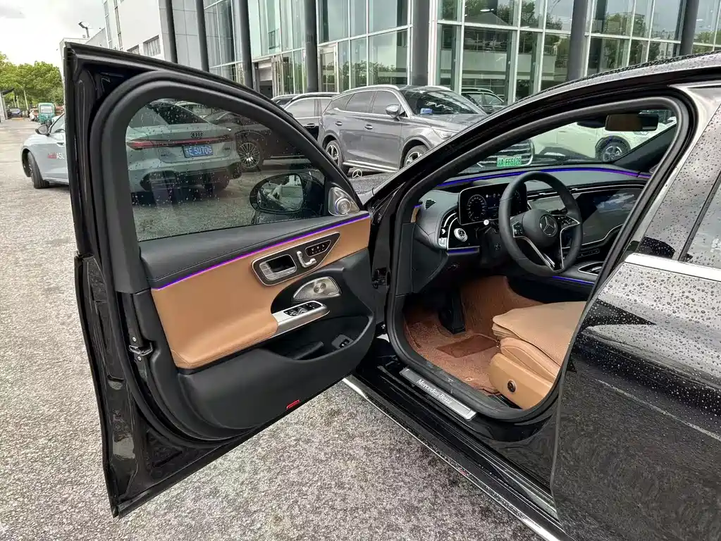 Mercedes-Benz E-Class — миниатюра 11