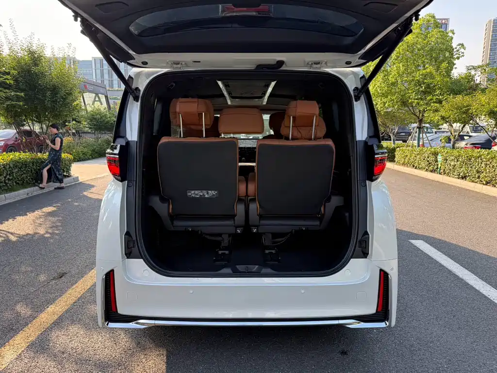 Toyota Vellfire — миниатюра 6