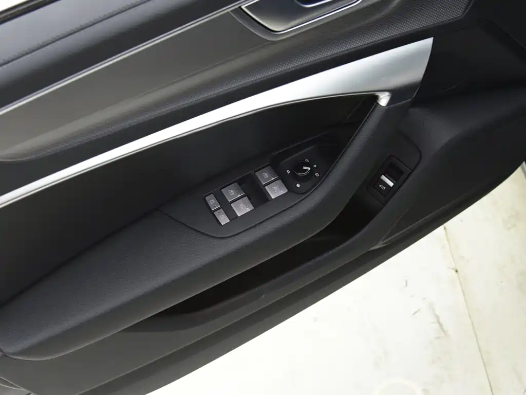Audi A6L — миниатюра 12