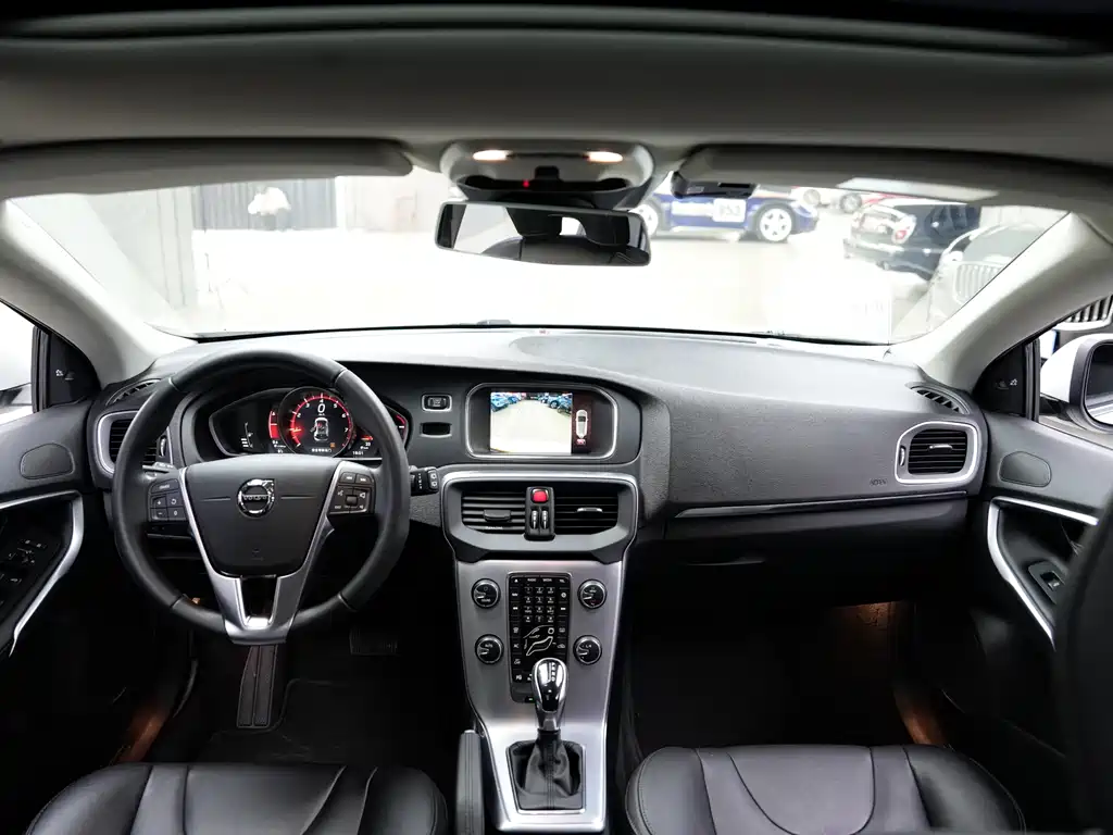 VOLVO V40