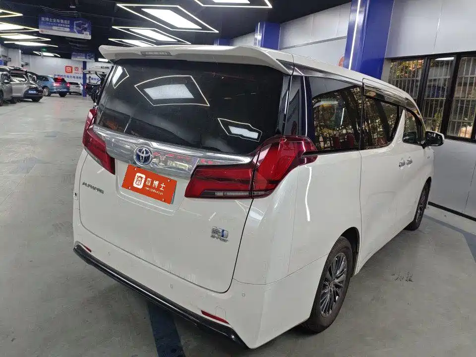 Toyota Alphard — миниатюра 2