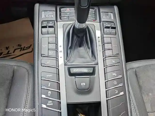 Porsche Macan — миниатюра 10