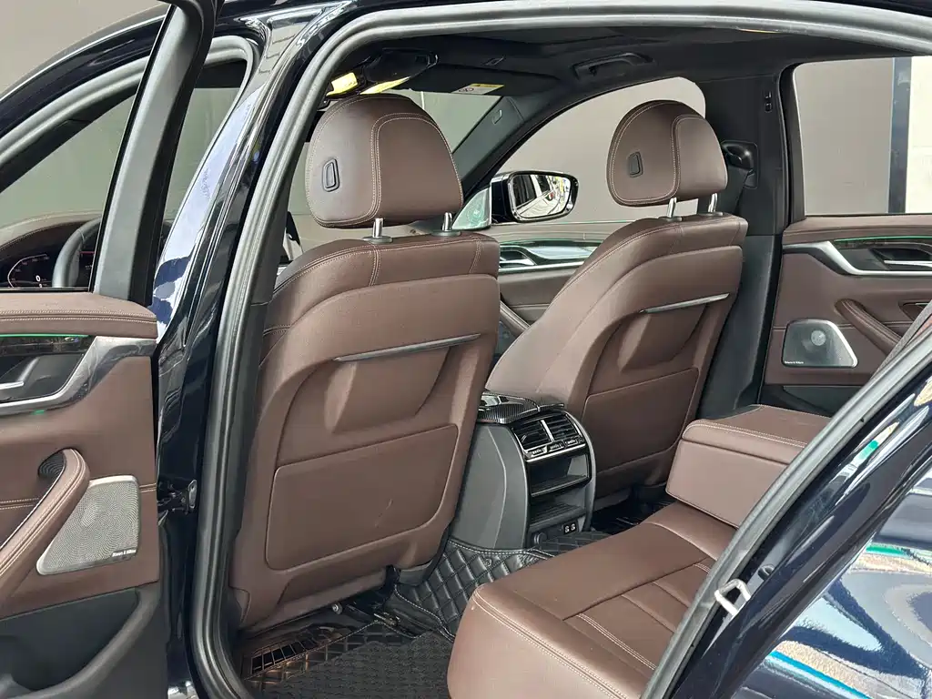 BMW 5 Series — миниатюра 9