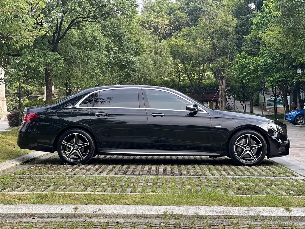 Mercedes-Benz E-Class — миниатюра 7
