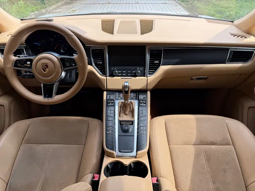 PORSCHE MACAN