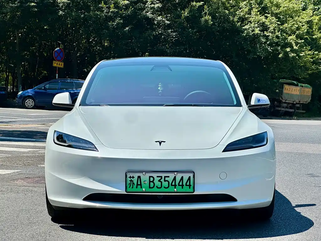 Tesla Model 3 — миниатюра 3