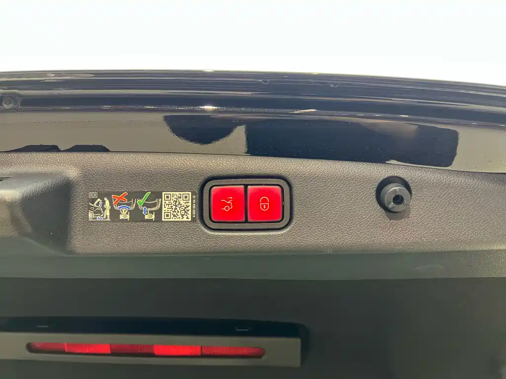 Mercedes-Benz E-Class — миниатюра 12