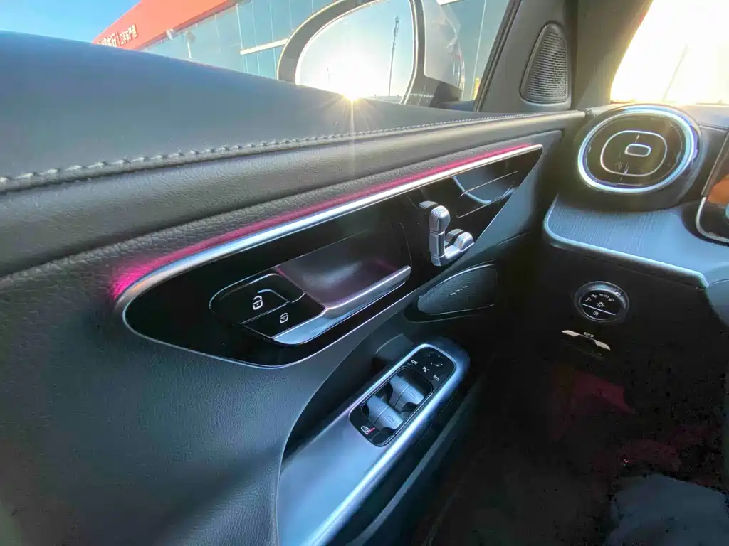 Mercedes-Benz C-Class — миниатюра 13
