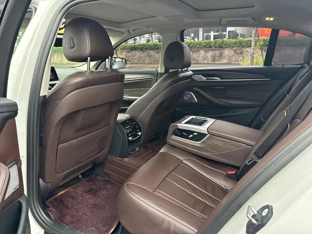 BMW 5 Series — миниатюра 7