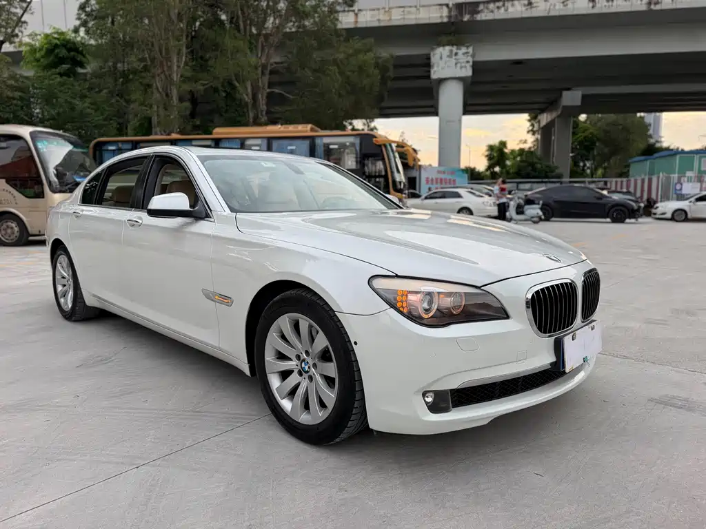 BMW 7 Series — миниатюра 23