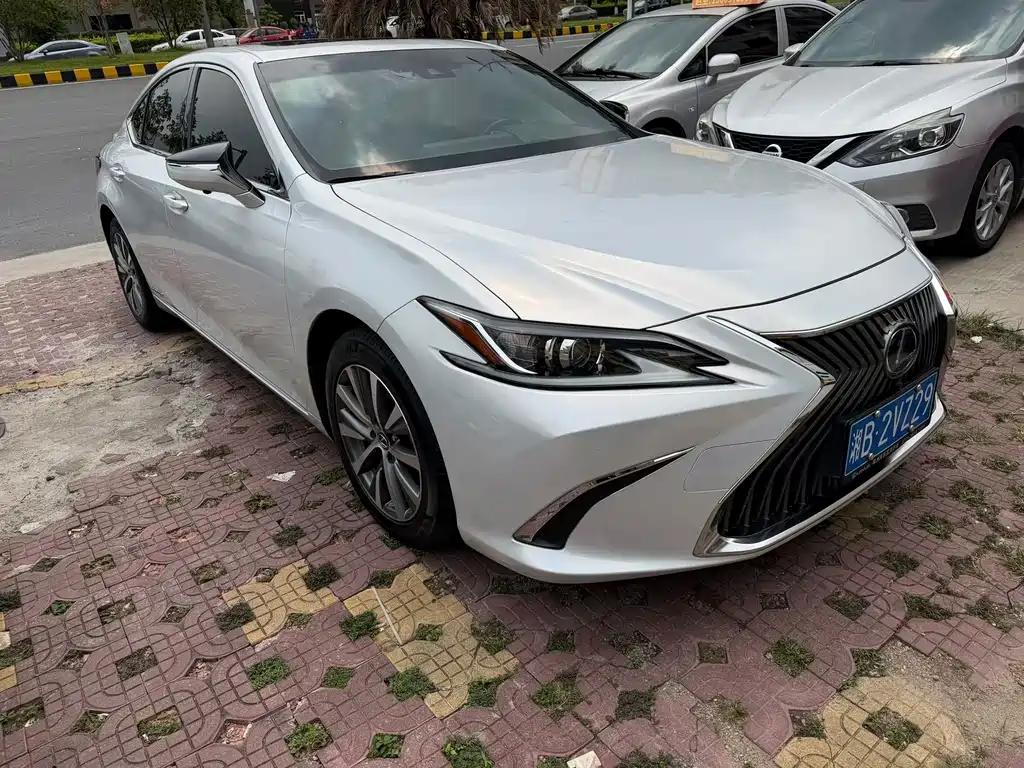 Lexus ES 2018 300h V