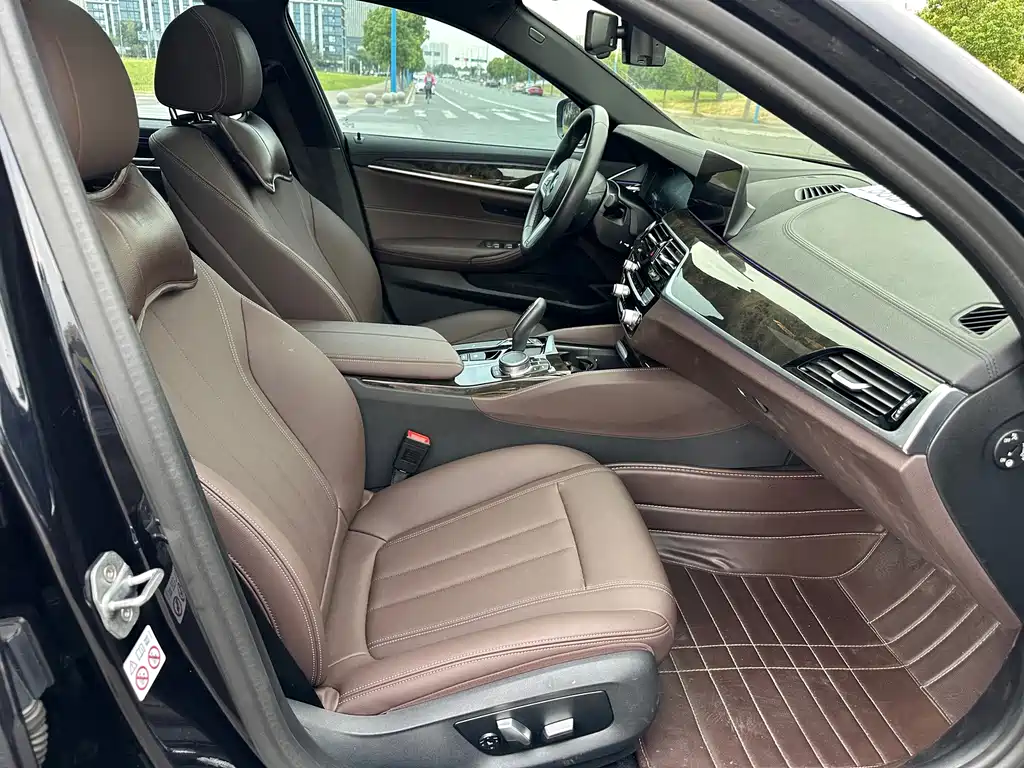 BMW 5 Series — миниатюра 16