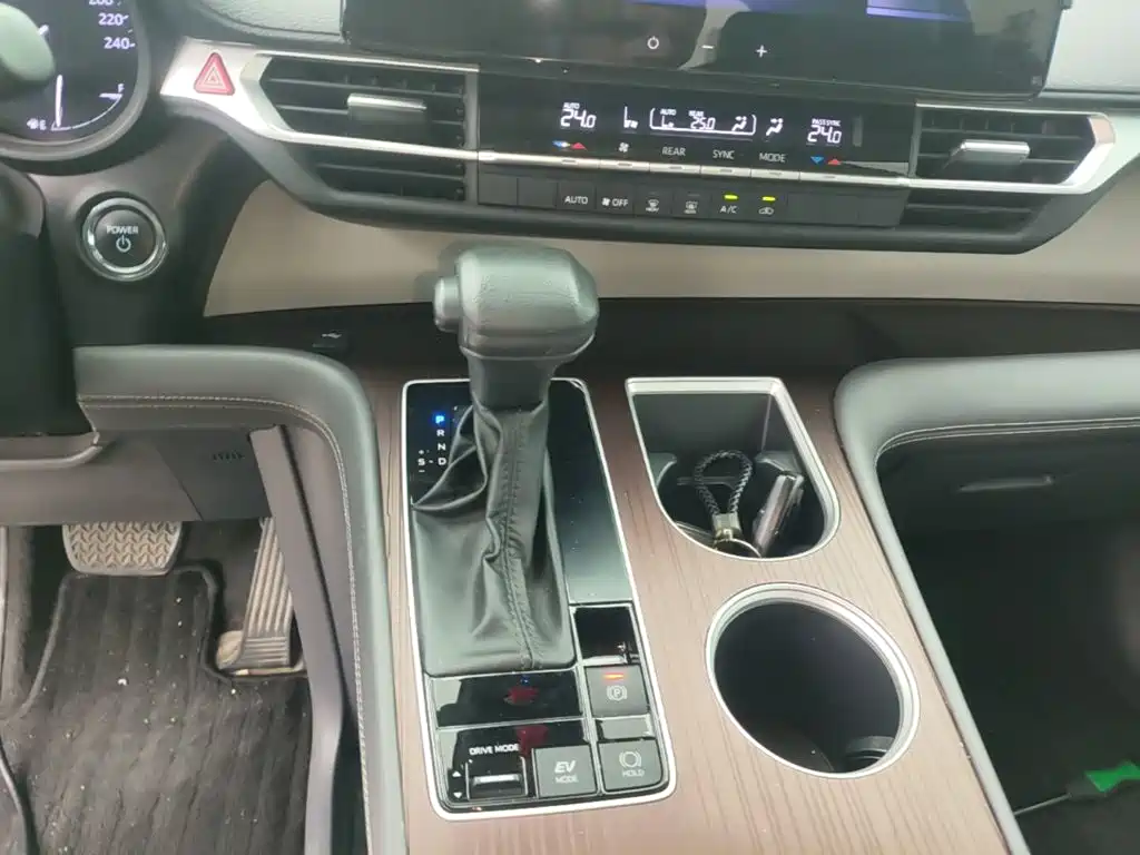 Toyota Granvia — миниатюра 14