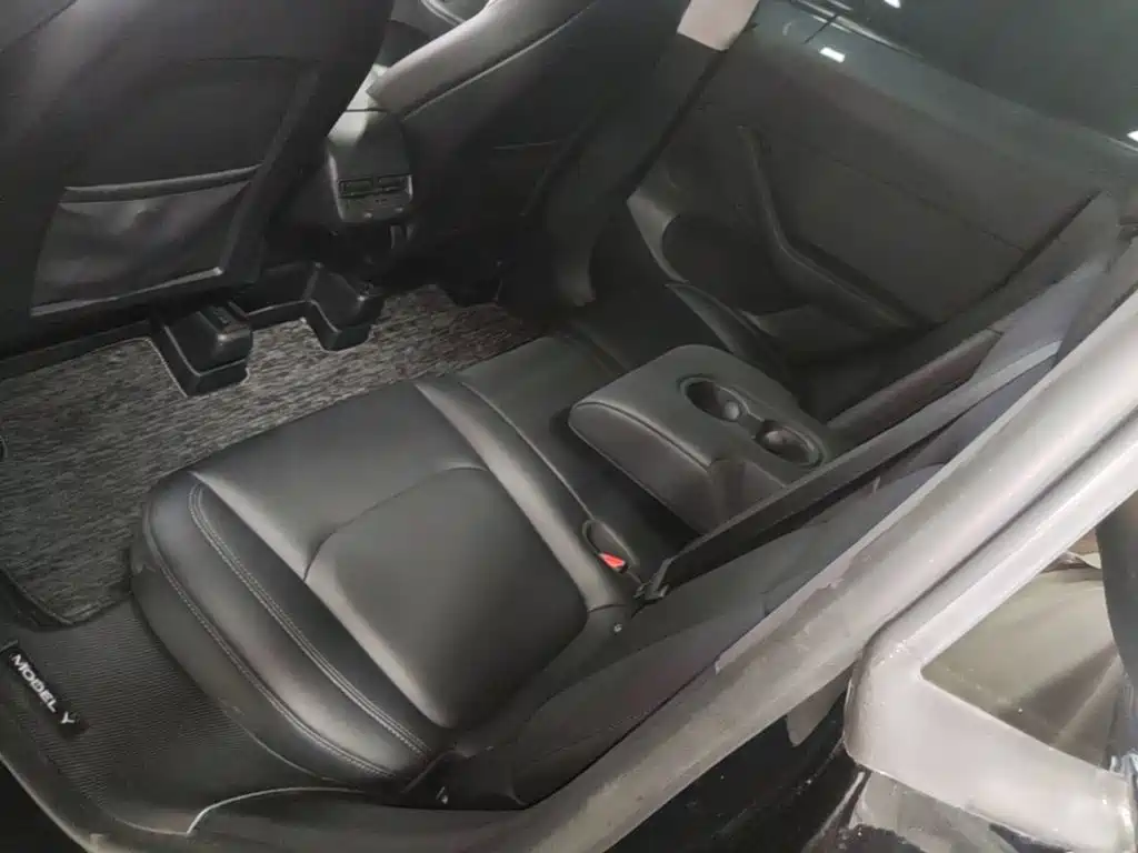 Tesla Model Y — миниатюра 17