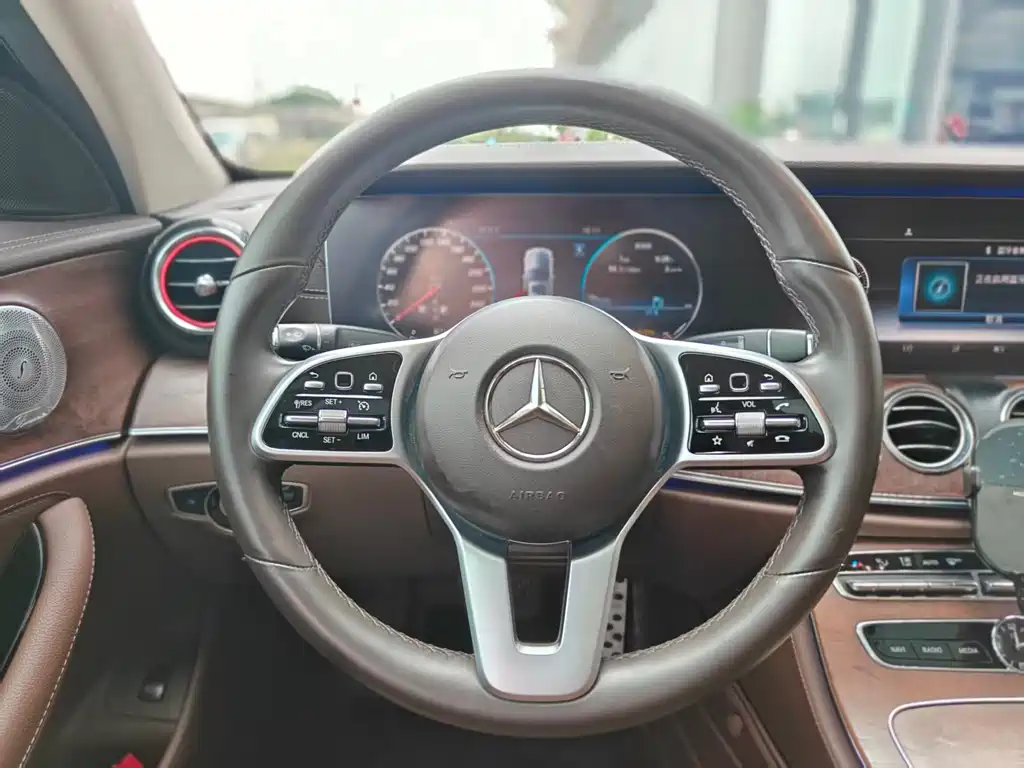 Mercedes-Benz E-Class — миниатюра 8