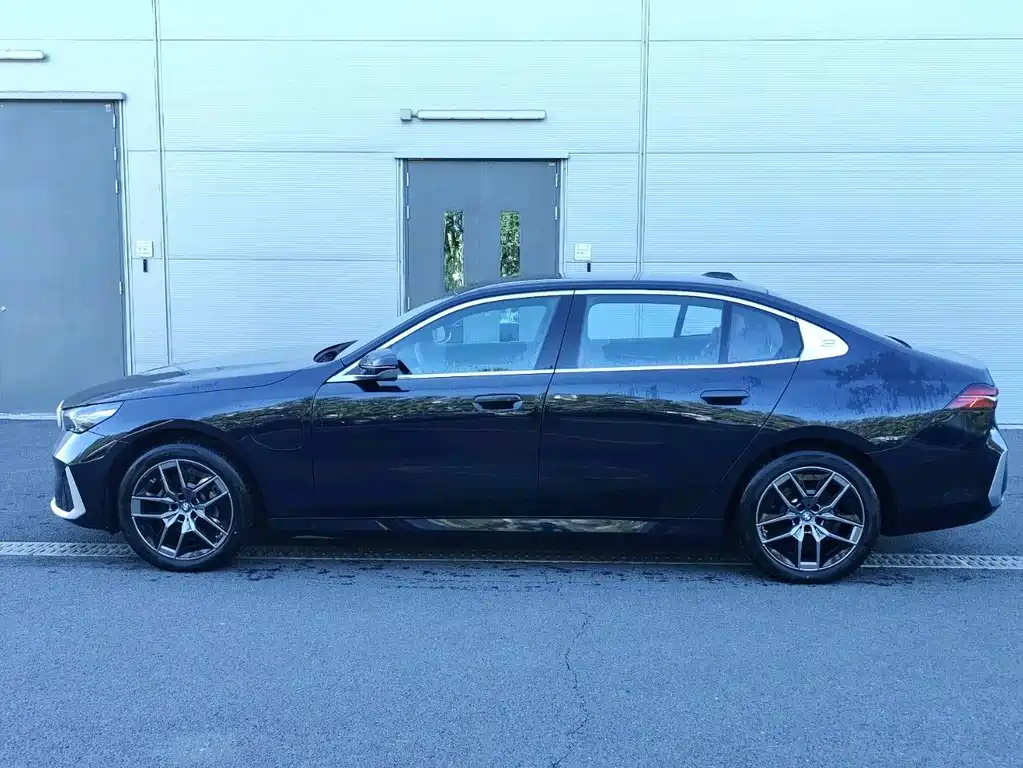 BMW i5 — миниатюра 10