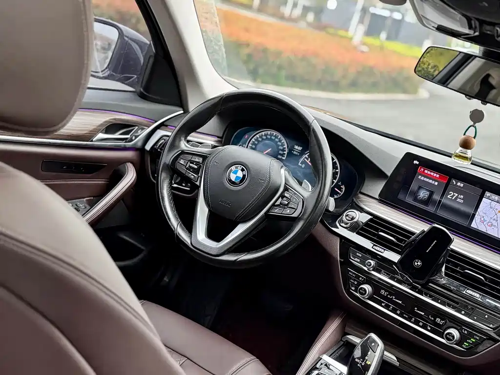 BMW 5 Series — миниатюра 12