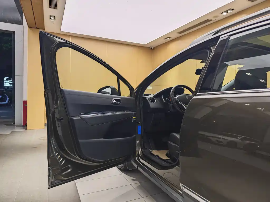 Peugeot 3008 2015 2.0L AT