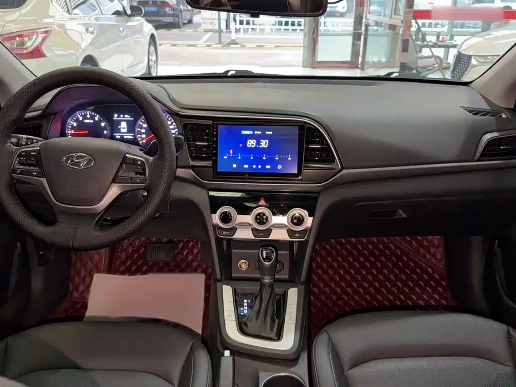 Hyundai Elantra — миниатюра 10