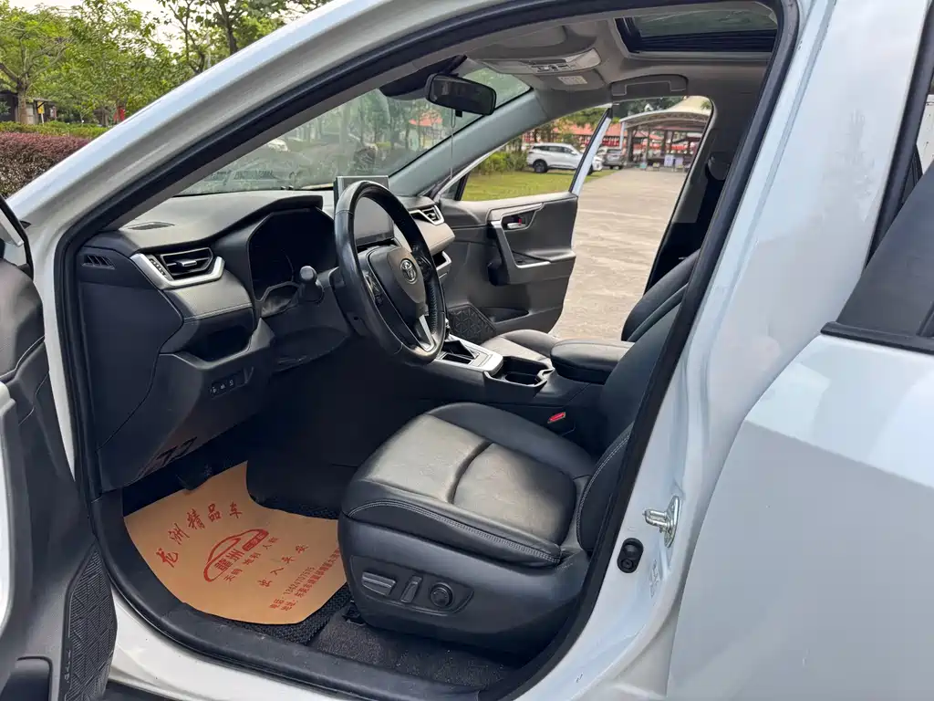 Toyota RAV4 — миниатюра 4
