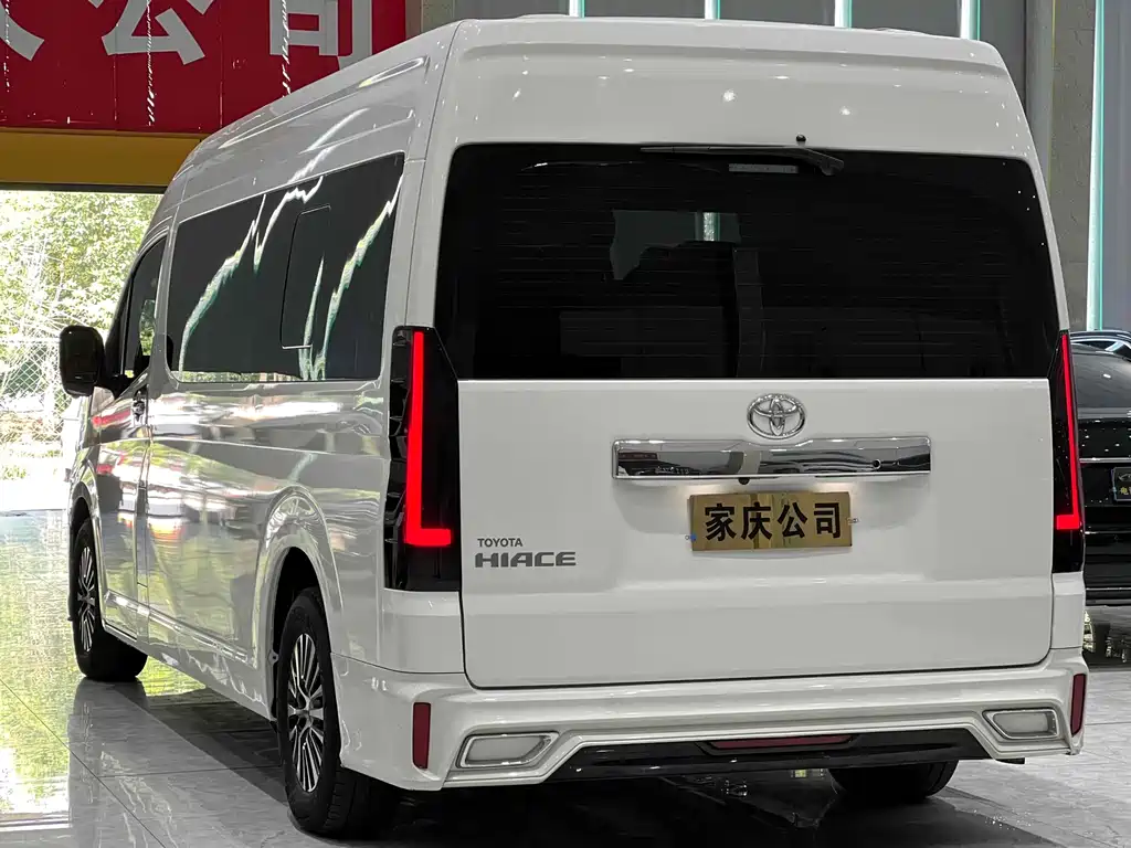 Toyota HiAce 2022 3.5L AT