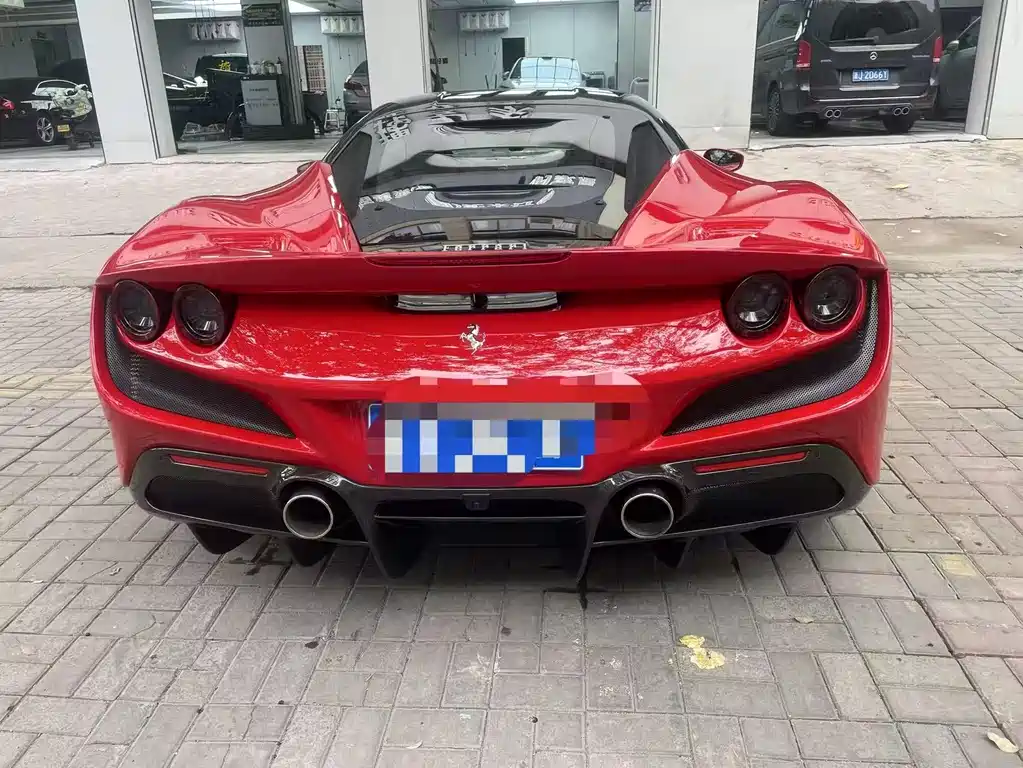 FERRARI F8