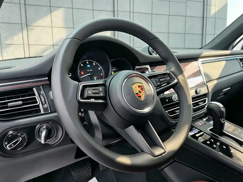Porsche Macan — миниатюра 7