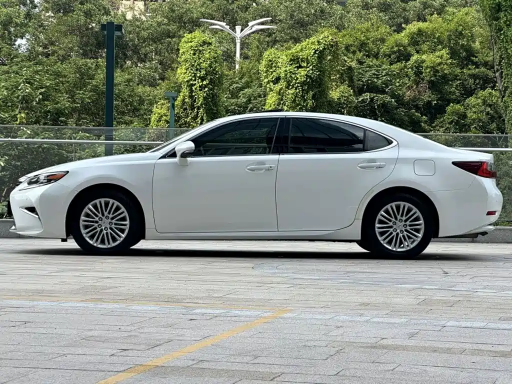 Lexus ES — миниатюра 8