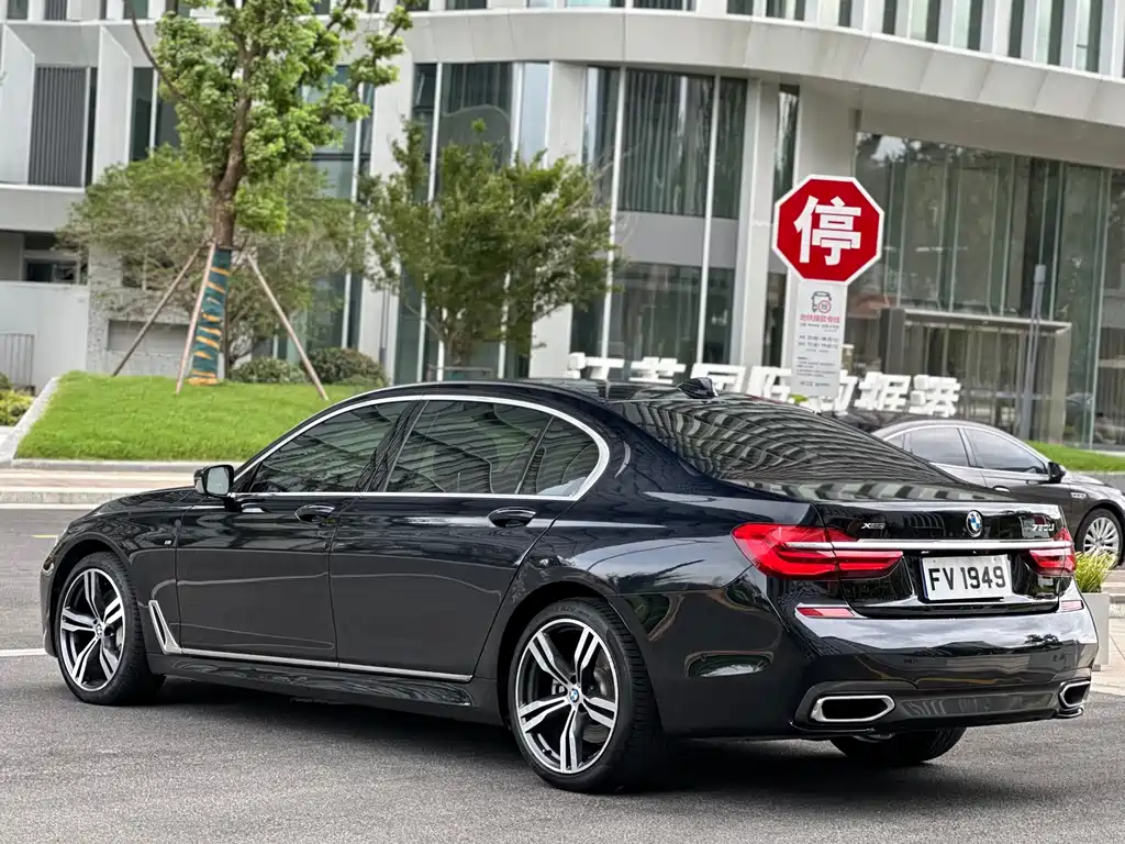 BMW 7 Series — миниатюра 5