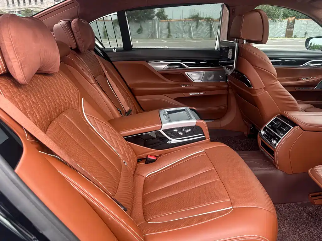 BMW 7 Series — миниатюра 13